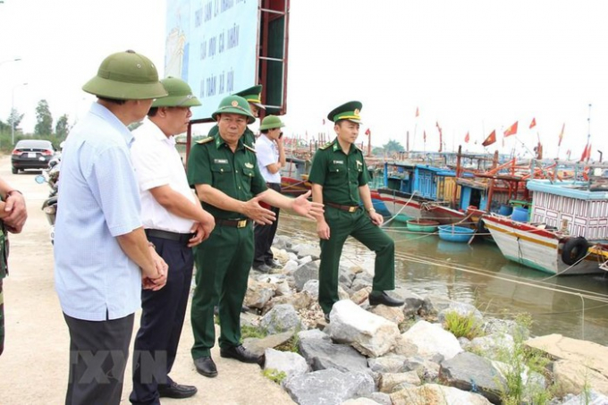   Kiểm tra công tác phòng chống bão tại các địa phương, khu neo đậu tàu thuyền và khu nuôi trồng thủy sản. (Ảnh: Võ Dung/TTXVN)  