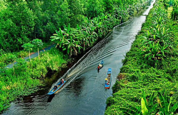 Với địa hình sông ngòi dày đặc, vỏ lãi trở thành phương tiện hiệu quả gắn liền cuộc sống người dân nơi đây.