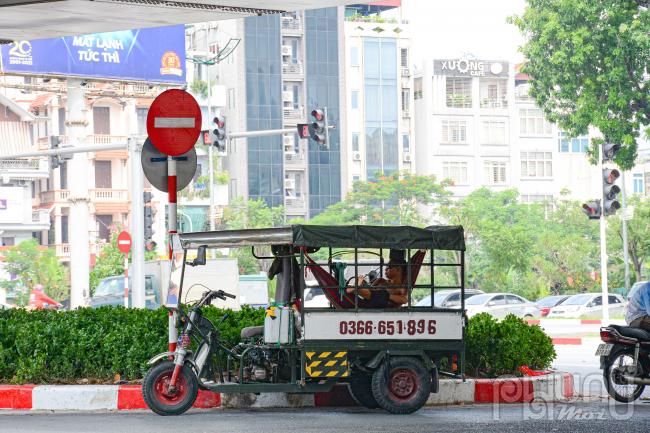 Người chạy xe 3 bánh này vẫn mắc võng nằm ngủ chưa hề biết gì.