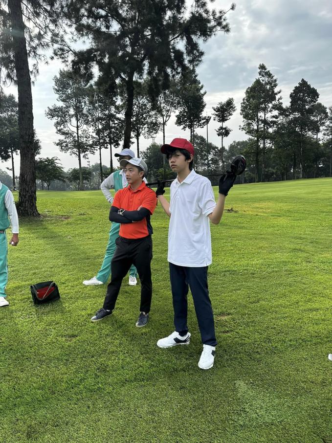 Subeo đi chơi golf cùng bố