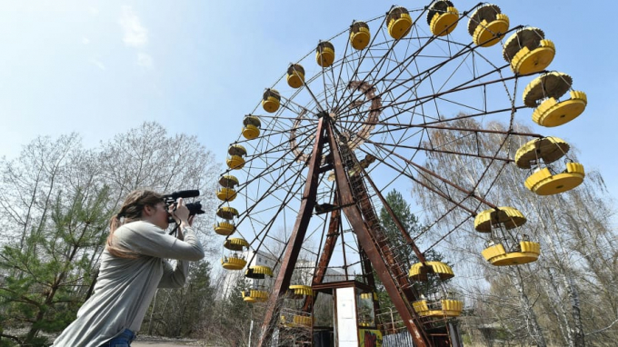 Nhà máy điện hạt nhân Chernobyl cùng thành phố ma Pripyat gần kề đã bất ngờ trở thành tụ điểm hấp dẫn đối với khách du lịch sau hơn 3 thập kỷ diễn ra thảm họa hạt nhân vào năm 1986. Chiếc vòng quay đã hoen rỉ tại công viên nơi đây là một bằng chứng cho một thành phố náo nhiệt bỗng trở nên câm lặng bởi thảm họa, là điểm check-in yêu thích của du khách. 