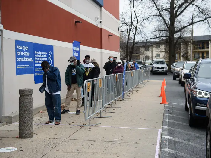 Bên ngoài cửa hàng Best Buy ở Wheaton (Maryland) cũng có khá đông người chờ mua hàng trong ngày Black Friday. Ảnh: Getty Image