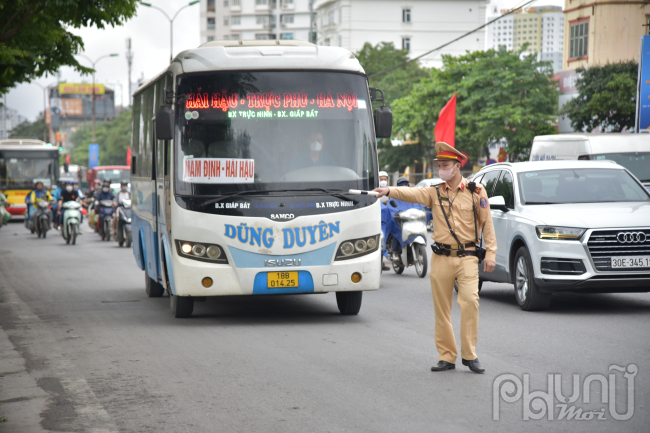 Trong dịp nghỉ lễ này, Đội CSGT số 14 cũng như các đội khác đã bố trí 100 % cán bộ “chiến đấu” vào các ngày cao điểm như ngày đầu và ngày cuối của dịp nghỉ lễ, phân công cán bộ nắm tình hình giao thông tại những điểm có thể xảy ra ùn, tắc; tổ chức các biện pháp phân luồng từ xa đảm bảo giao thông. 