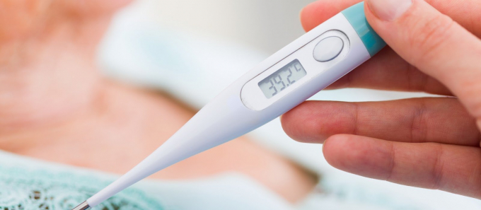   Sốt cao là một trong những triệu chứng nổi bật nhất của sốt virus ở người lớn.  