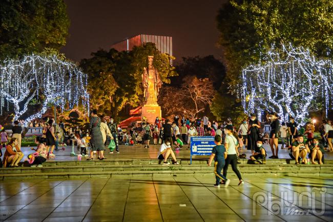 Trong ngày đầu mở cửa trở lại, UBND quận Hoàn Kiếm khuyến cáo người dân không tham gia không gian đi bộ khi có biểu hiện mệt mỏi, sốt, ho, đau rát họng, khó thở hoặc đang trong thời gian cách ly tại nhà theo yêu cầu của cơ quan y tế.