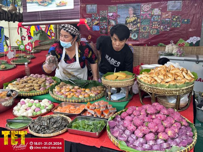 Gian hàng bánh bắt mắt tại Lễ hội