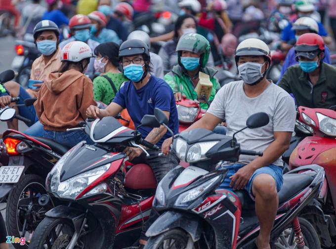           Phía bên ngoài, hàng trăm người thân chờ đón các công nhân cũng đứng san sát nhau, không đảm bảo giãn cách.          