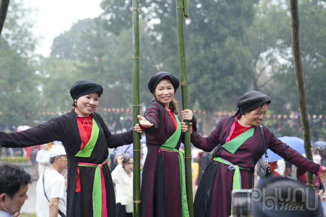 Hàng nghìn du khách đội mưa đổ về tham dự hội Lim