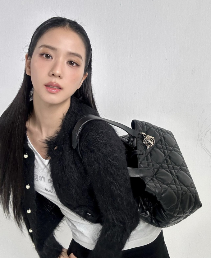 Nhìn Jisoo mà chỉ muốn mua cardigan ngay tức khắc: Vừa xinh, vừa đúng trend lại dễ mix đồ