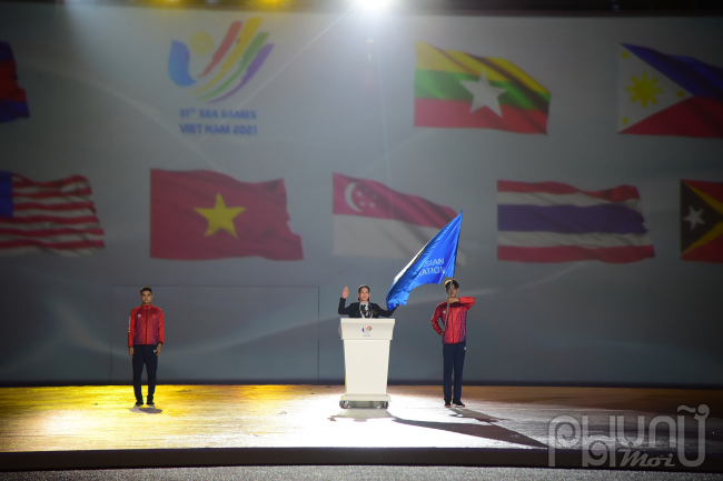 Trọng tài Phan Thị Ngọc Linh tuyên thệ.