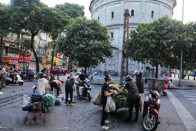 Hà Nội: Họp chợ ngay dưới lòng đường, bất chấp quy định chống dịch