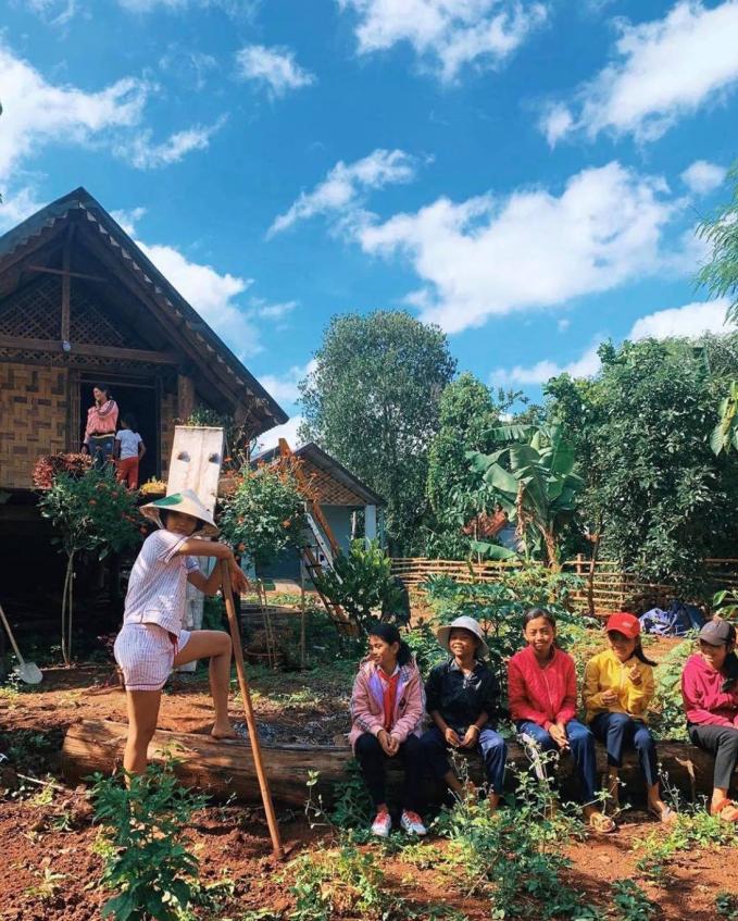 Dù đang sinh sống và làm việc ở TP.HCM nhưng H'hen Niê vẫn thường xuyên về nhà thăm bố mẹ