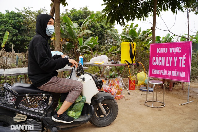   Một số người mang rau, đồ ăn đến cho người thân để ăn dần qua Tết.  