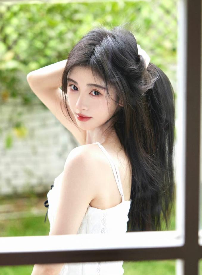 Cúc Tịnh Y bị đánh giá trông như một hot girl hơn là nghệ sĩ thực thụ