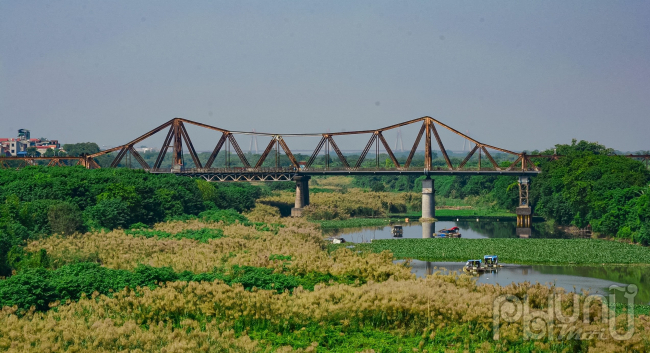   Đi qua cầu Long Biên, Chương Dương ai cũng phải ngỡ ngàng trước vẻ đẹp như tranh vẽ của những đồi cát bồi đắp giữa dòng sông Hồng, nơi những bông lau bạt ngàn, phủ trắng bãi giữa và hai bên bờ sông.  