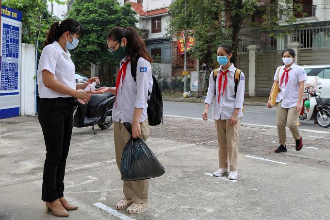 Hôm nay (22/2), học sinh tại nhiều địa phương bắt đầu quay trở lại trường học