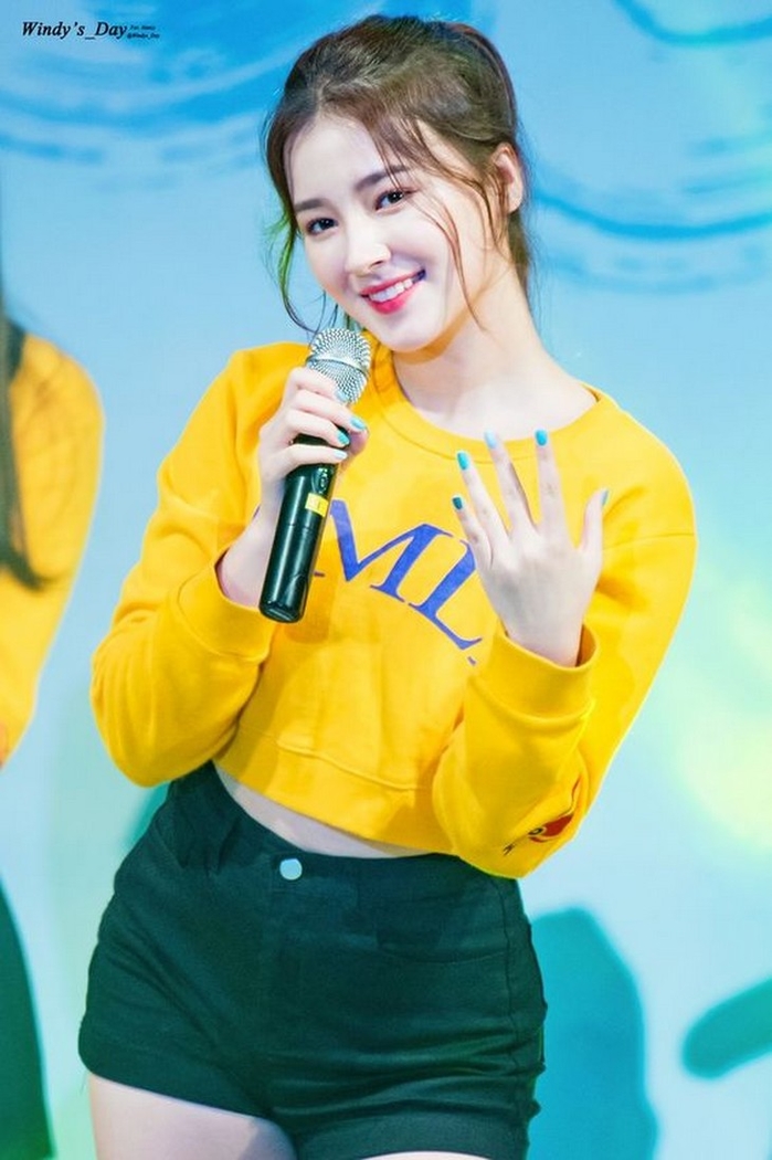 Một nụ cười của thành viên nhóm Momoland thôi cũng khiến trái tim khán giả phải loạn nhịp.