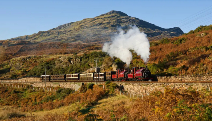   Tàu chạy bằng hơi nước trên đường sắt Ffestiniog, Snowdonia. Ảnh: Daryl Hutchinson / Alamy  