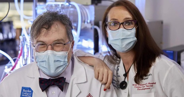   Ông Peter Hotez và bà Maria Bottazzi dẫn dắt nhóm nghiên cứu vắc xin COVID-19 Corbevax - Ảnh: TEXAS CHILDREN'S HOSPITAL'S CENTER FOR VACCINE DEVELOPMEN  