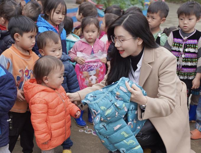 Diễn viên Lương Giang chia sẻ: “Năm nay là năm thứ 7 tôi và ekip của mình thiện nguyện tại vùng cao Lào Cai. Đây là nơi tôi sinh ra và tôi luôn mong muốn mình được đóng góp 1 phần nhỏ bé, đem lại niềm vui và sự ấm áp cho các bạn nhỏ còn thiệt thòi, khó khăn”.