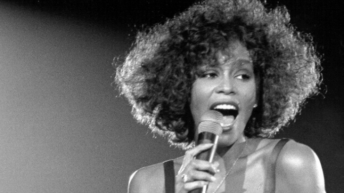 8 năm ngày mất của Whitney Houston - nghe lại Saving all my love for you