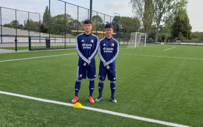 Hoàng Vĩnh Nguyên (phải) và Võ Hữu Việt Hoàng tập luyện tại đội U17 Feyenoord vào năm 2019.