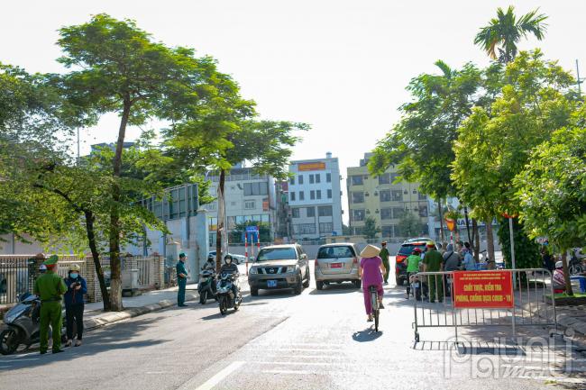 Chốt trực kiểm tra phòng, chống dịch Covid 19 phường Mai Dịch tại đầu phố Doãn Kế Thiện. 