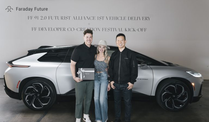 Vị khách hàng với chiếc xe đầu tiên được bàn giao của Faraday Future.