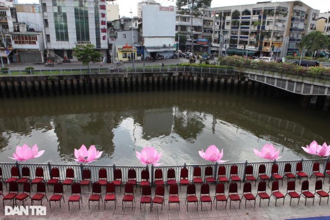   Chùa Pháp Hoa đã sắp xếp ghế ngồi giãn cách, chuẩn bị máy đo thân nhiệt, khẩu trang, nước sát khuẩn... để buổi lễ diễn ra an toàn, trang nghiêm.  