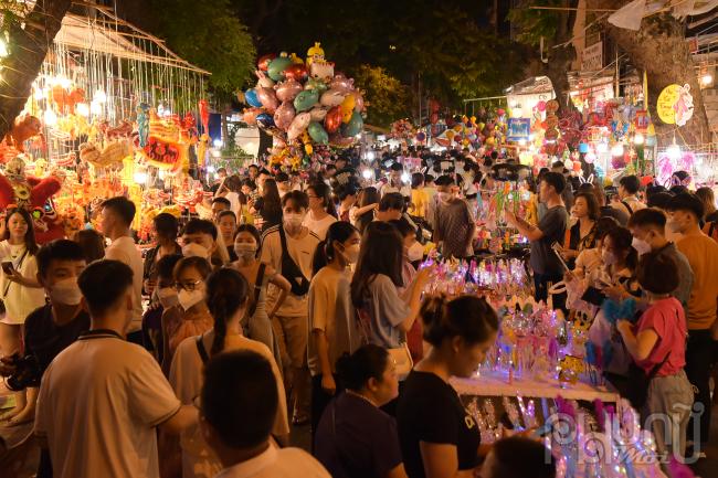 Không khí ngày càng nhộn nhịp, cả con phố Hàng Mã trở nên rực rỡ sắc màu với những món đồ chơi, trang trí của Tết Trung thu.