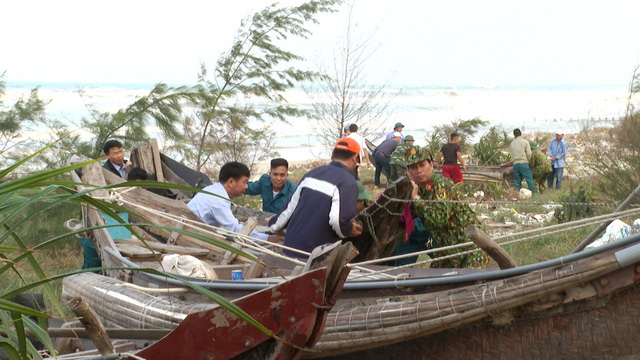 Tàu, thuyền được vận chuyển lên bờ tránh bão. Ảnh: Dân trí