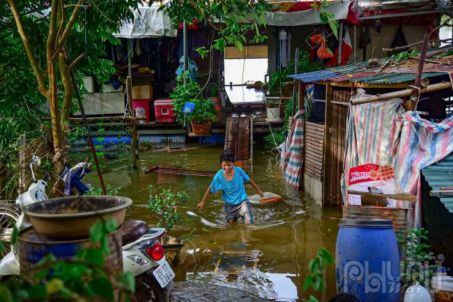 Người dân phải lội vào nhà,