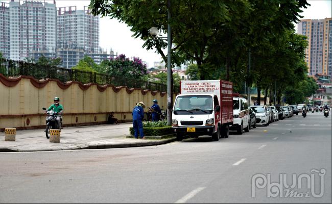 Một số người dân nơi đây cho rằng, xe ô tô chủ yếu của người dân quanh đây. Trước khi lắp trụ đá thì toàn bộ xe dừng đỗ trên vỉa hè. Khu vực này từng là điểm 