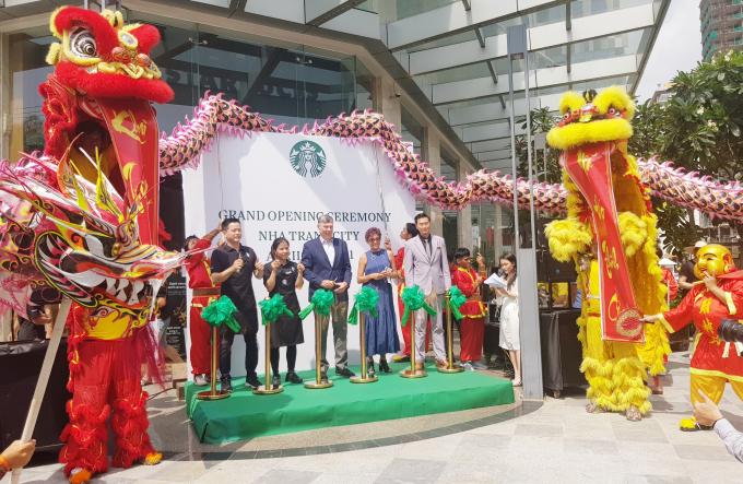  Lãnh đạo Công ty Starbucks Coffee Việt Nam và các thành viên chủ chốt tại Nha Trang cắt băng khai trương cửa hàng Starbucks Vinpearl Beachfront Nha Trang