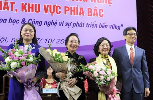 Phó Thủ tướng Vũ Đức Đam tặng hoa nguyên Phó Chủ tịch nước – GS.TS Nguyễn Thị Doan, Chủ tịch Hội LHPNVN - PGS.TS  Nguyễn Thị Thu Hà và Chủ tịch Hội Nữ trí thức Việt Nam – GS.TSKH Phạm Thị Trân Châu tại Hội nghị Nữ khoa học và Công nghệ lần thứ I