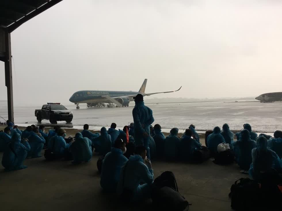 Máy bay A350 của Vietnam Airlines tại sân bay Bata (Guinea Xích đạo). Ảnh: báo Giao Thông.