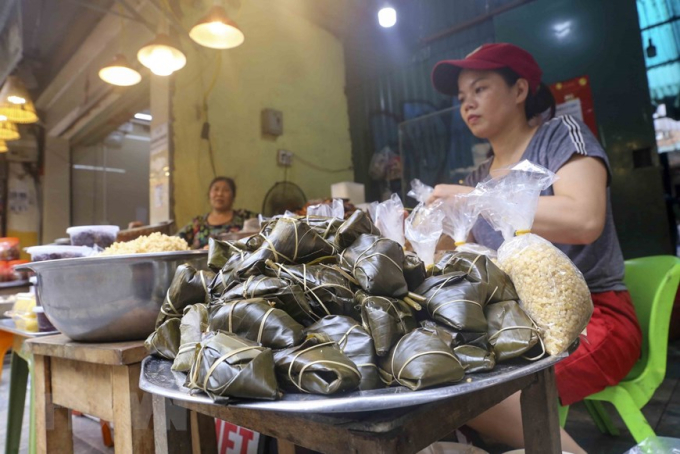 Bánh gio còn được gọi là bánh tro, bánh ú hay bánh âm, được làm bằng gạo ngâm nước tro, gói trong lá chuối, ăn với đường hoặc mật, cũng là thức cúng không thể thiếu trong ngày Tết Đoan Ngọ. (Ảnh: Tuấn Đức/TTXVN)