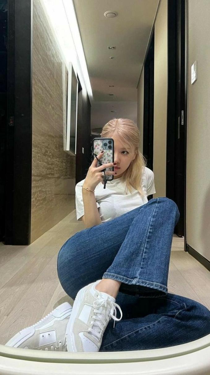 Rosé có một niềm đam mê mãnh liệt với quần jeans