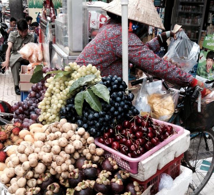 Cherry Trung Quốc  tràn xuống cả lòng đường với xe bán dạo.