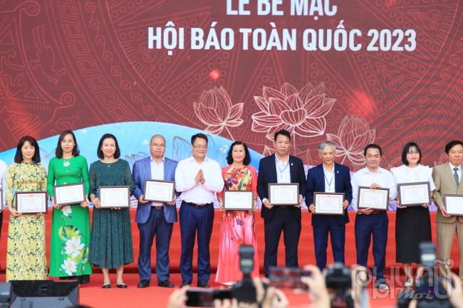 Lần thứ 4 tham dự Hội báo Toàn quốc, Tạp chí Phụ nữ Mới được trao Giải Khuyến Khích 