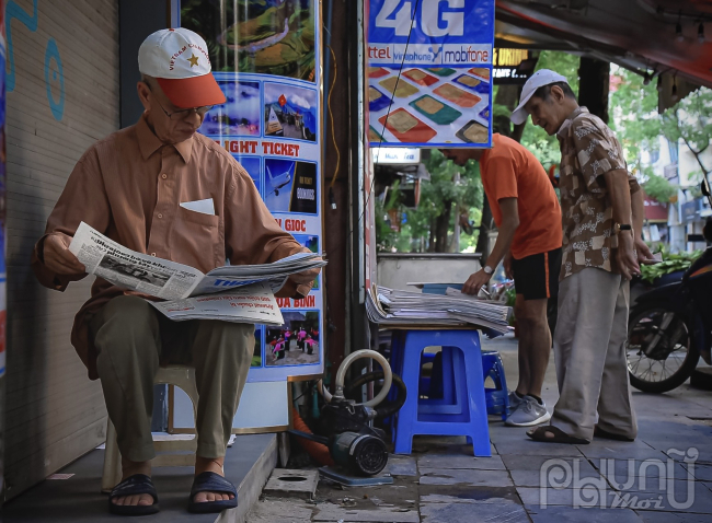 Sạp báo là hình ảnh của hiện tại nhưng cũng gợi đầy hoài niệm xưa cũ cùng những vị khách quen thuộc hiếm hoi sáng sớm mua báo và đọc tin nóng ngay cạnh sạp.