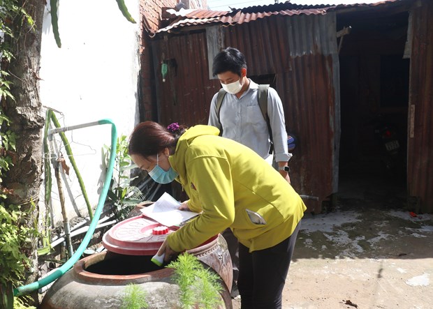 Triển khai chiến dịch diệt loăng quăng tại các địa phương có nguy cơ bùng phát dịch. (Ảnh: Lê Thúy Hằng/TTXVN)