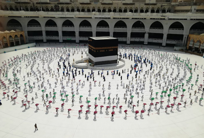 Đoàn người hành hương đeo khẩu trang, di chuyển thành nhóm nhỏ, đã có mặt ở thánh địa Mecca của Saudi Arabia hôm 29/7, trong ngày đầu tiên nghi lễ này được tái khởi động kể từ khi đại dịch COVID-19 bùng phát. Khác với mọi năm, lễ hành hương năm nay giảm mạnh về quy mô hoạt động và số người tham dự, do ảnh hưởng của dịch bệnh. (Ảnh: AP)