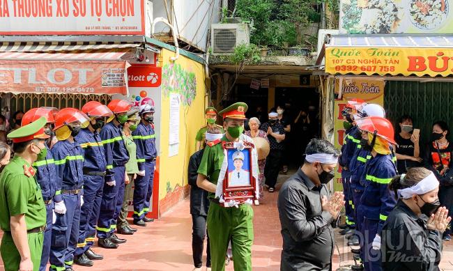 Sáng cùng ngày, thi hài 3 liệt sĩ sẽ được di chuyển qua các cung đường: Bệnh viện 198 - Trần Bình - Hồ Tùng Mậu - Phạm Hùng - Trần Duy Hưng - Nguyễn Chí Thanh - Chùa Láng - Láng - Kim Mã - Nguyễn Thái Học - Phan Bội Châu - Hai Bà Trưng - Lê Thánh Tông - Tăng Bạt Hổ - Nhà tang lễ quốc gia.