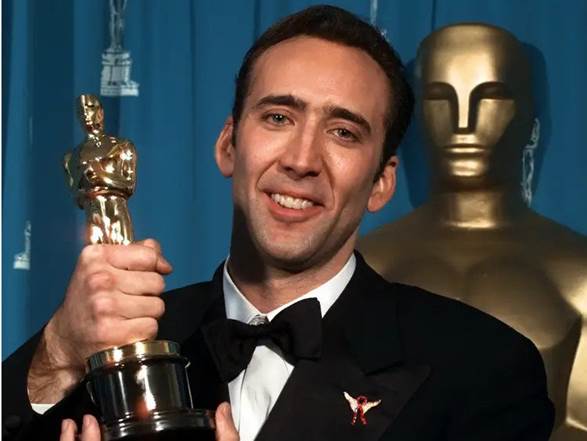 Nicolas Cage thắng 3 giải điện ảnh lâu đời nhất Hollywood - Oscar, Quả cầu vàng và Nghiệp đoàn Diễn viên Màn ảnh.