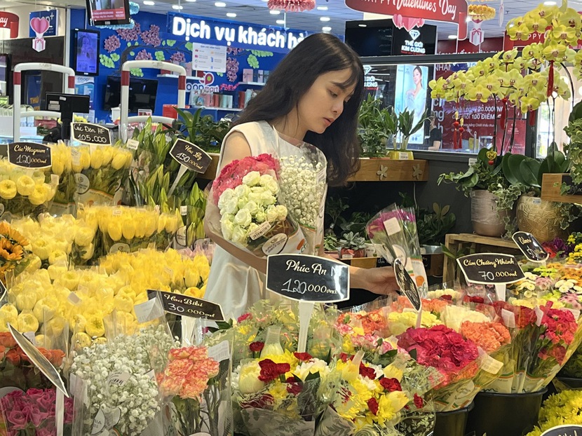 Siêu thị khuyến mãi dịp Valentine - Ảnh 1.