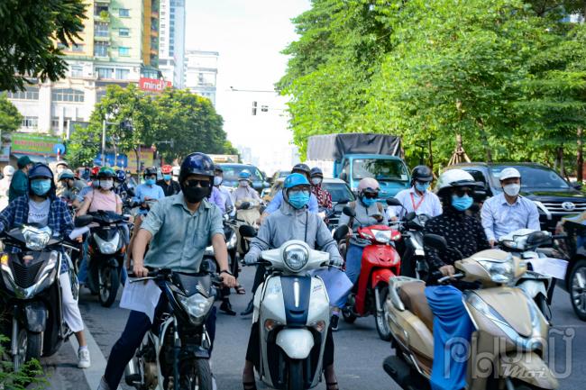 Để tránh tình trạng ùn tắc kéo dài lực lượng chức năng yêu cầu người dân chuẩn bị sẵn giấy đi đường cầm trên tay để lực lượng chức năng tiến hành kiểm tra nhanh.