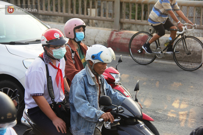 Đây cũng là ngày đầu tiên các em học sinh đi học trở lại sau thời gian nghỉ chống dịch. 