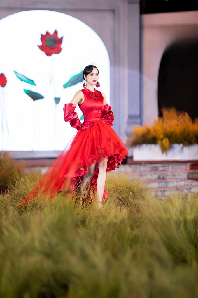 Trà My xuất hiện đầy cuốn hút trên sàn catwalk