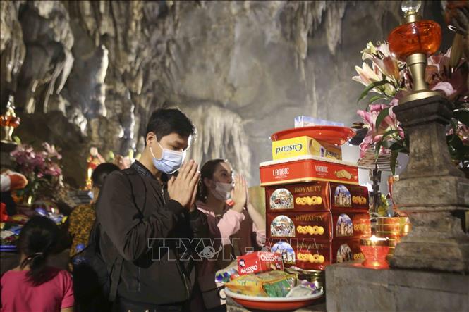 Chùa Hương đón gần 3 vạn du khách trẩy hội trong ngày đầu mở cửa